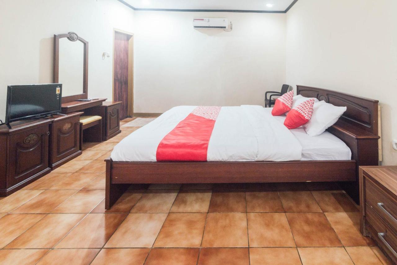 Oyo 1688 Collin Beach Hotel Ambon Exterior photo